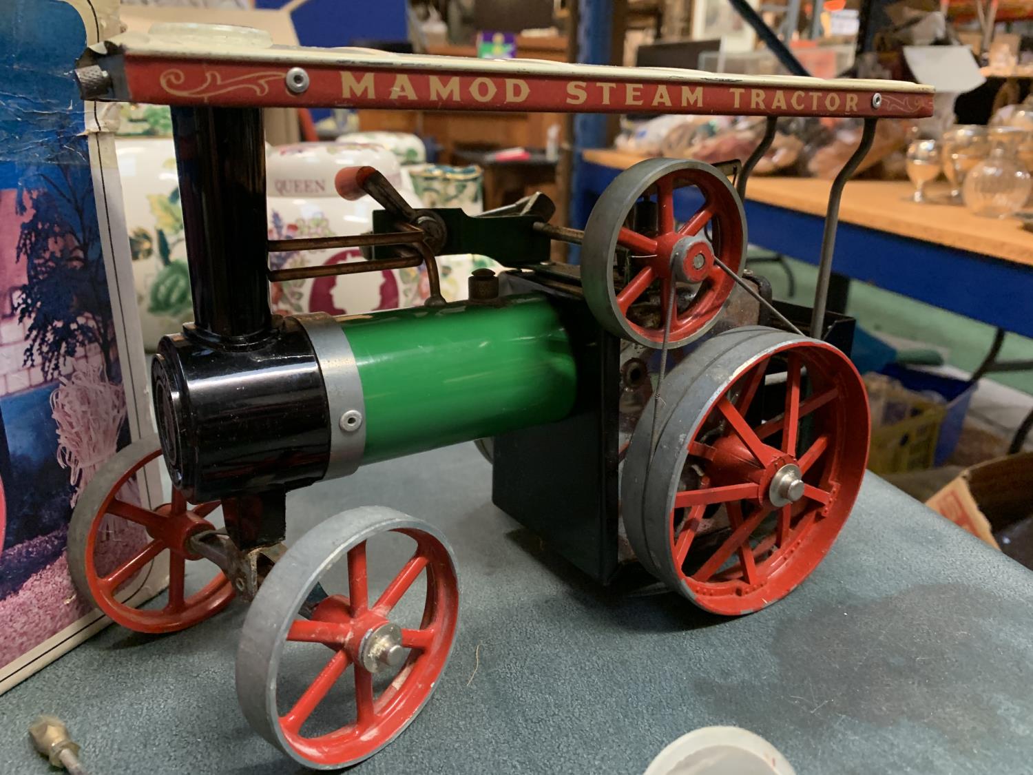 A BOXED MAMOD TRACTION ENGINE WITH ACCESSORIES - Image 2 of 6