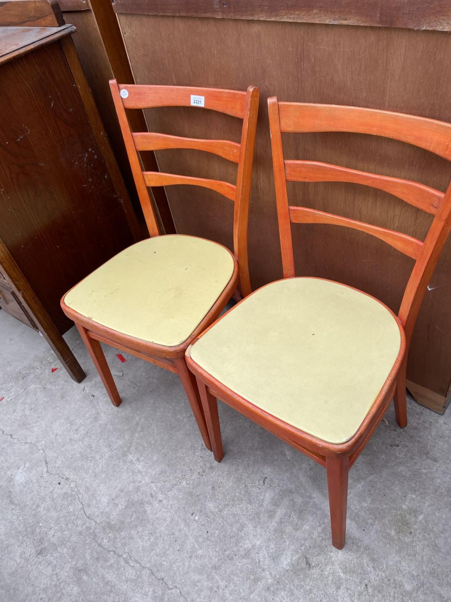 A PAIR OF 20TH CENTURY KITCHEN CHAIRS AND A FOLDING CARD TABLE - Image 2 of 3