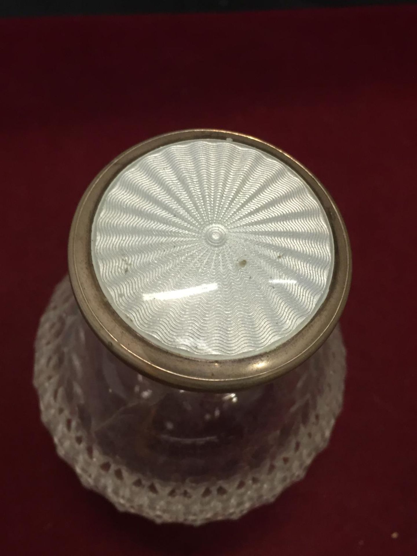 A SCENT BOTTLE WITH A HALLMARKED SILVER AND ENAMEL TOP - Image 3 of 6