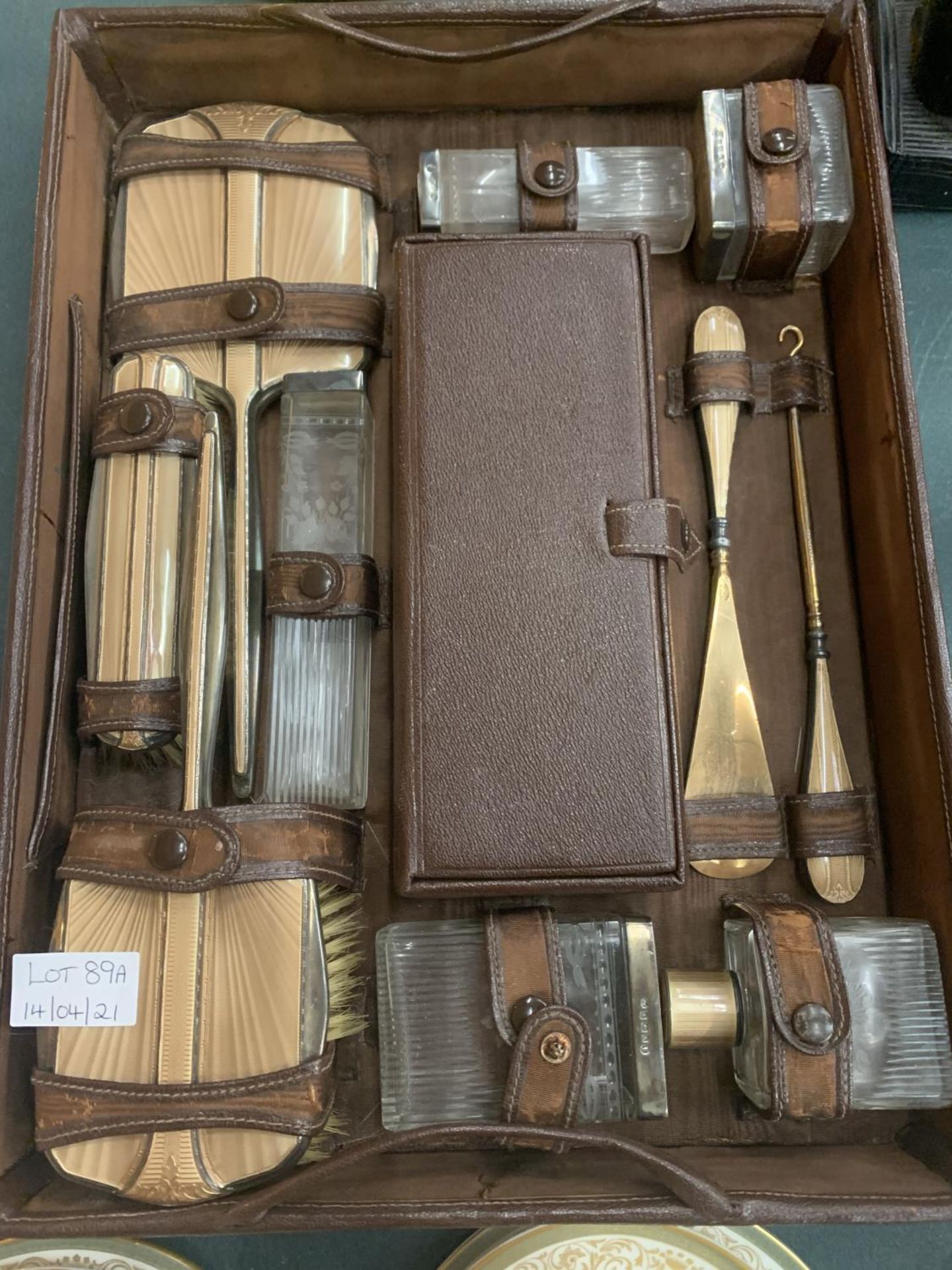 A VINTAGE ART DECO STYLE COMPLETE LEATHER GROOMING SET TO INCLUDE HALLMARKED BIRMINGHAM SILVER