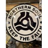 A CIRCULAR METAL 'NORTHERN SOUL - KEEP THE FAITH' SIGN - DIA: 35.5CM