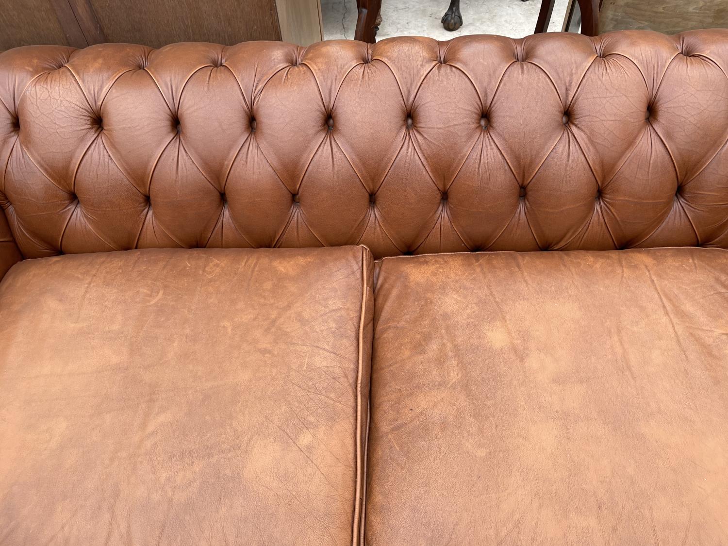 A TAN LEATHER LOW BACK TWO SEAT CHESTERFIELD SOFA - Image 3 of 4