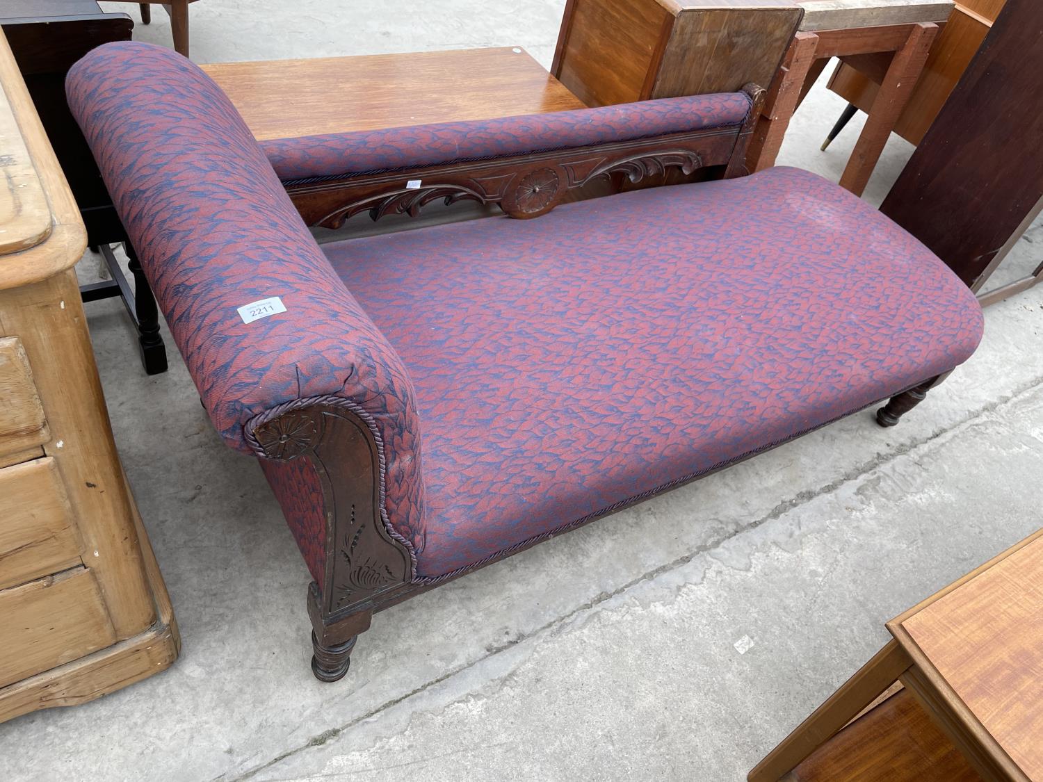 AN EDWARDIAN MAHOGANY CHAISE LONGUE