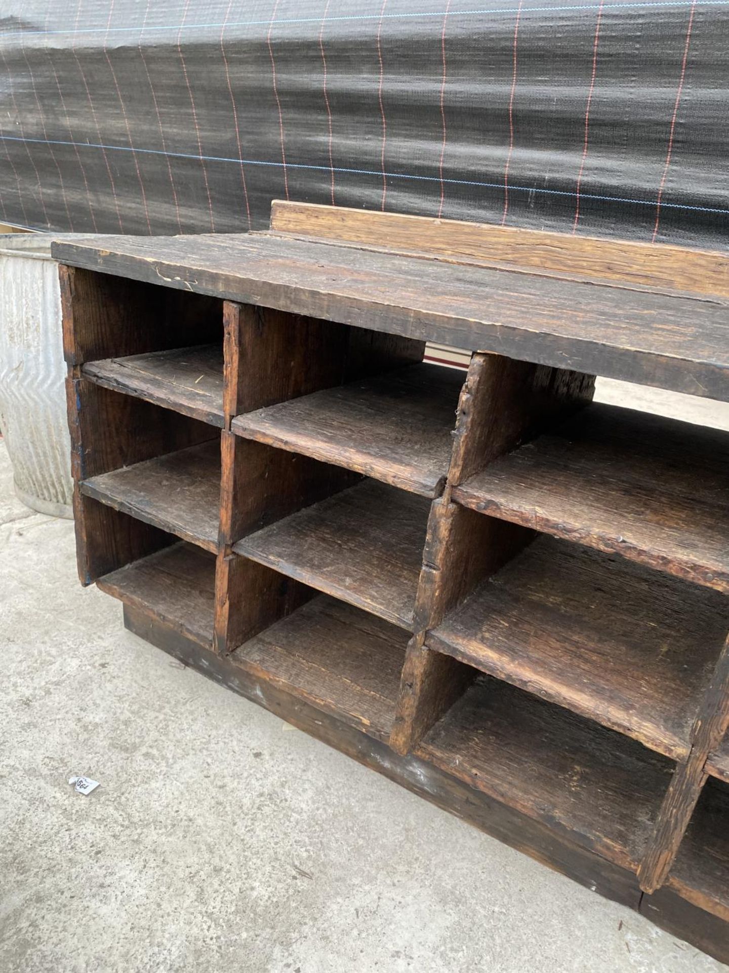 A VINTAGE WOODEN 21 SECTION PIGEON HOLE STORAGE BENCH - Image 5 of 5