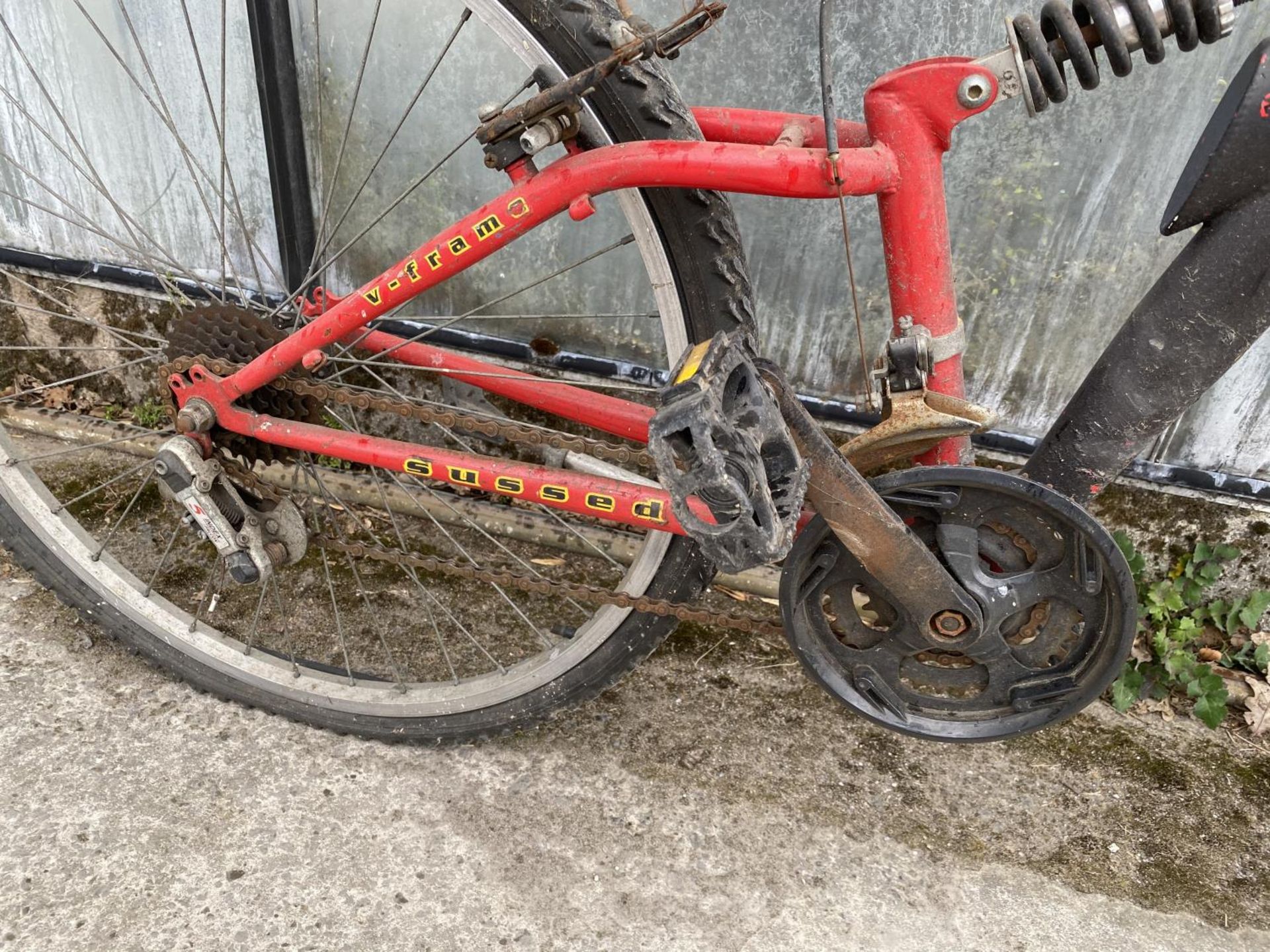 A GENTS POLARIS MOUNTAIN BIKE WITH FRONT AND REAR SUSPENSION AND 18 SPEED GEAR SYSTEM - Image 3 of 6