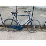 A VINTAGE POPULAIR LOCOMOTIEF GENTS BIKE