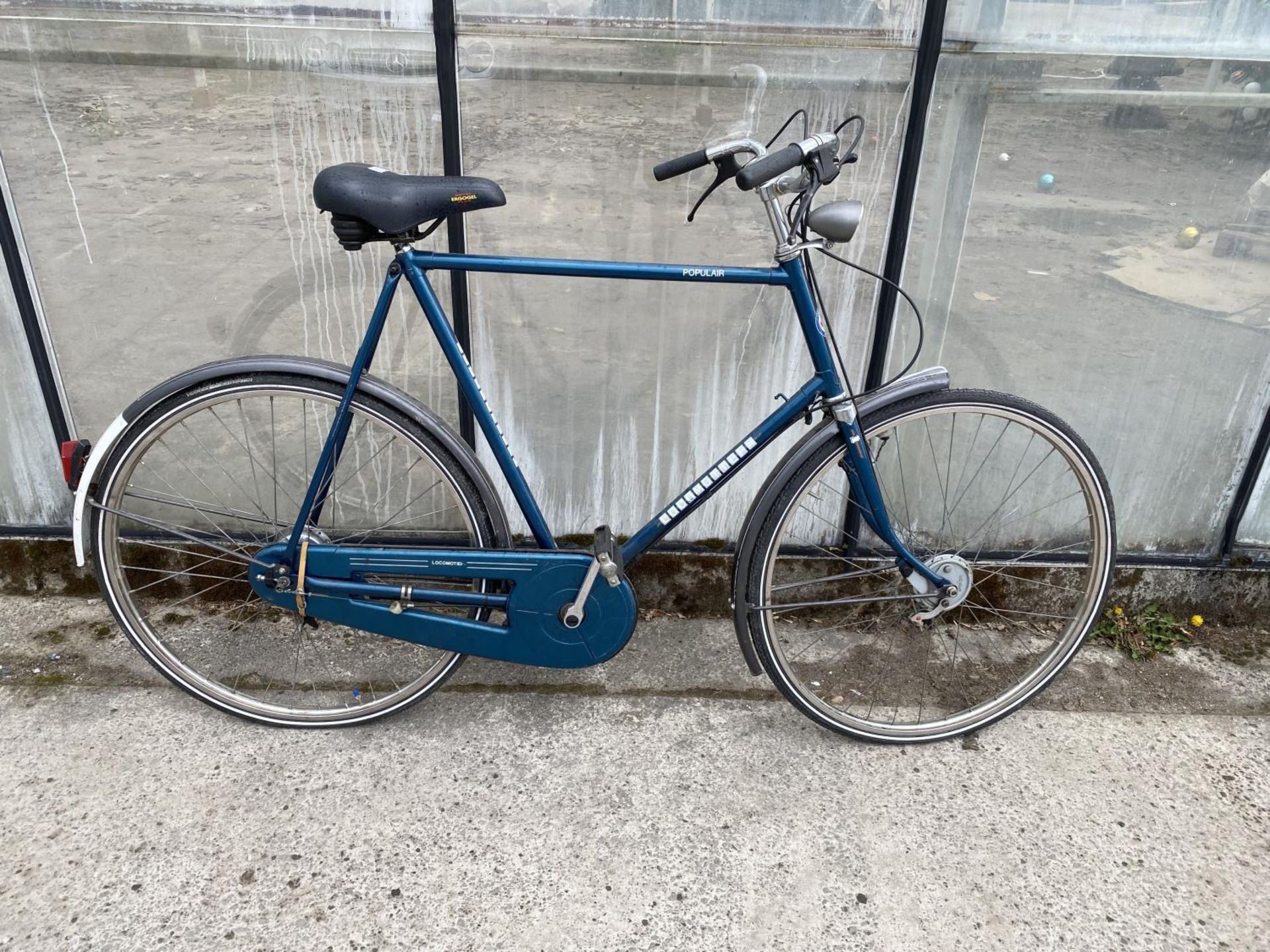 A VINTAGE POPULAIR LOCOMOTIEF GENTS BIKE