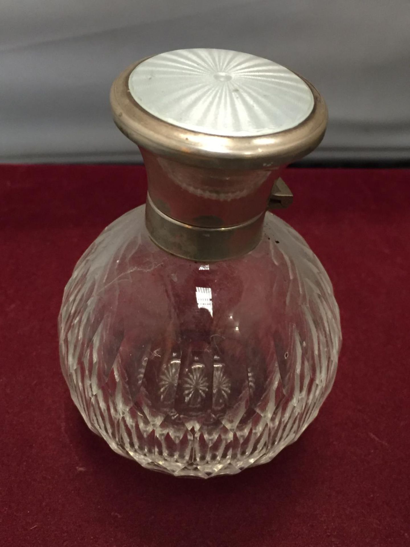 A SCENT BOTTLE WITH A HALLMARKED SILVER AND ENAMEL TOP - Image 2 of 6