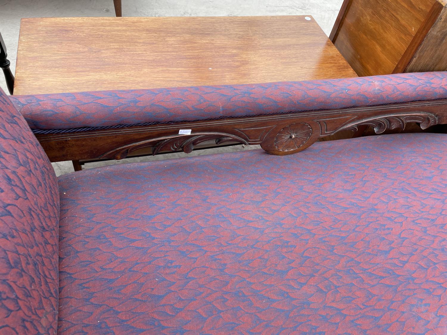 AN EDWARDIAN MAHOGANY CHAISE LONGUE - Image 3 of 5