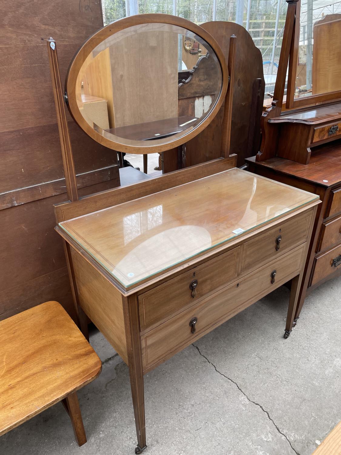 AN EARLY 20TH CENTURY INLAID SATINWOOD DRESSING TABLE WITH OVAL BEVEL EDGE MIRROR, TWO SHORT AND ONE