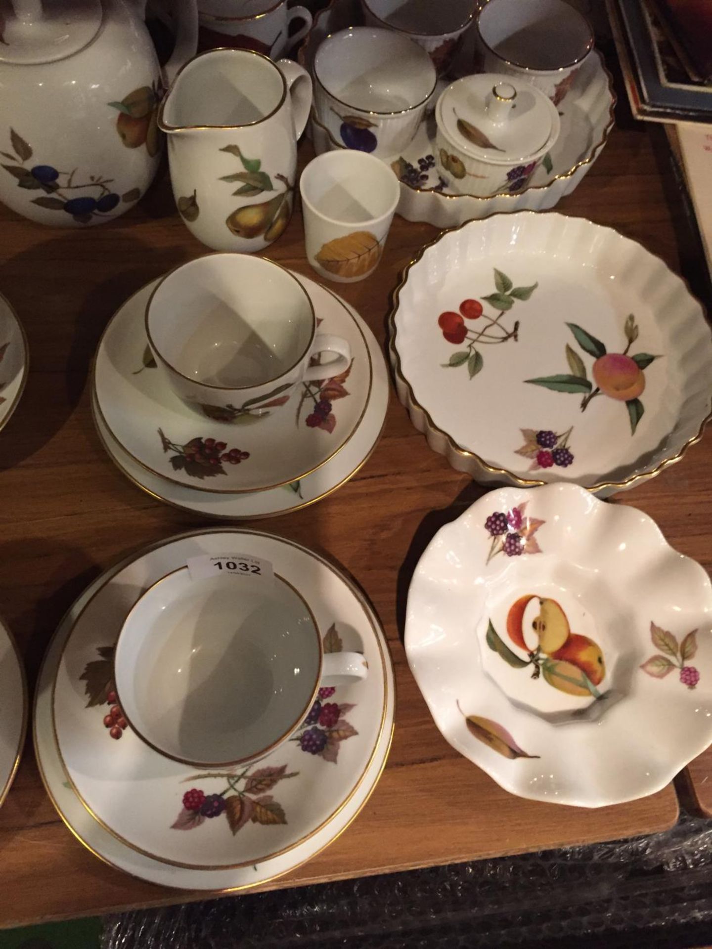 A LARGE COLLECTION OF ROYAL WORCESTER 'EVESHAM' TO INCLUDE FOUR COFFEE POTS, THREE FLAN DISHES ETC - Image 5 of 5