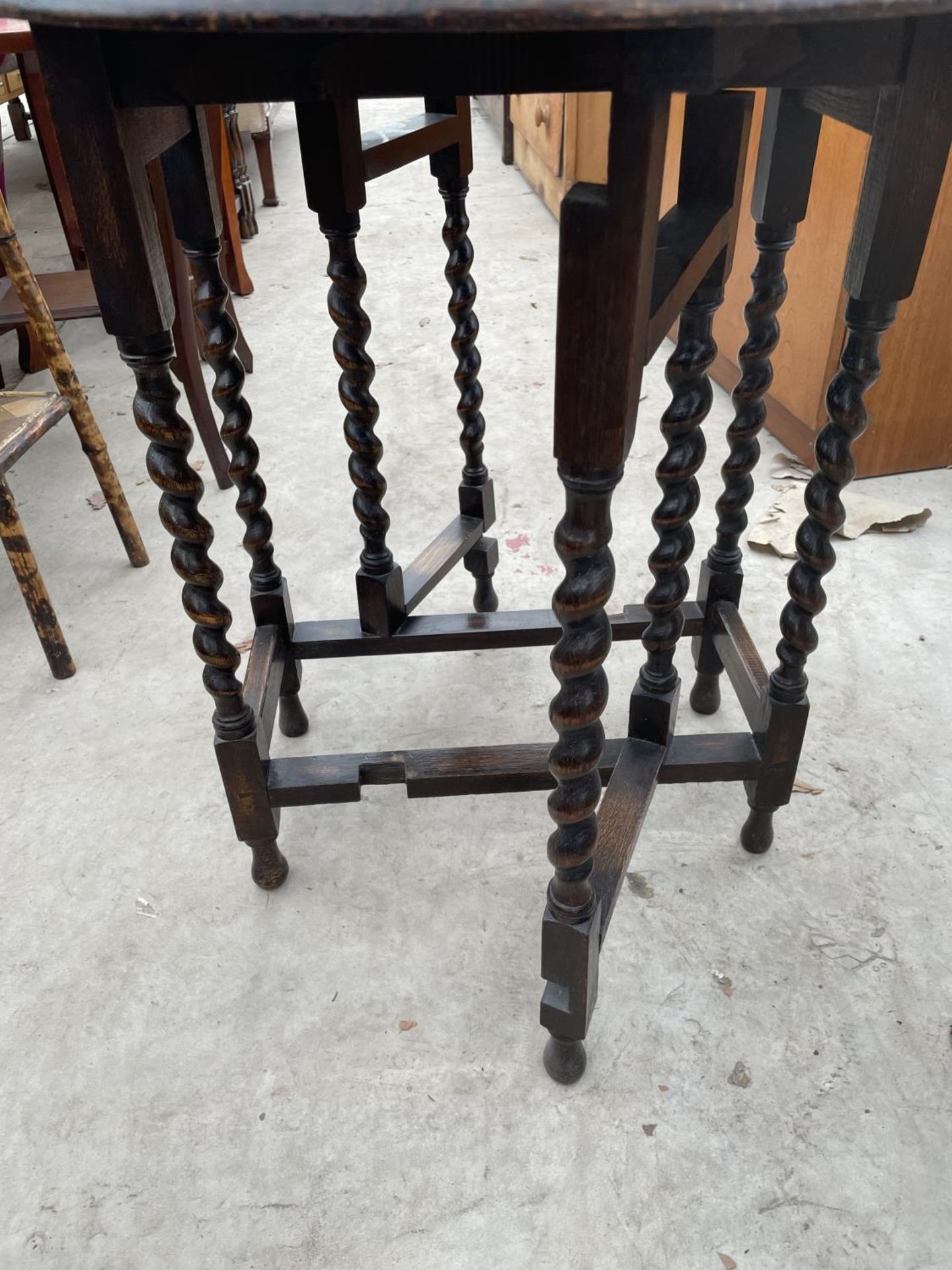 AN EARLY 20TH CENTURY OAK GATELEG TABLE ON BARLEYTWIST LEGS - Image 3 of 4