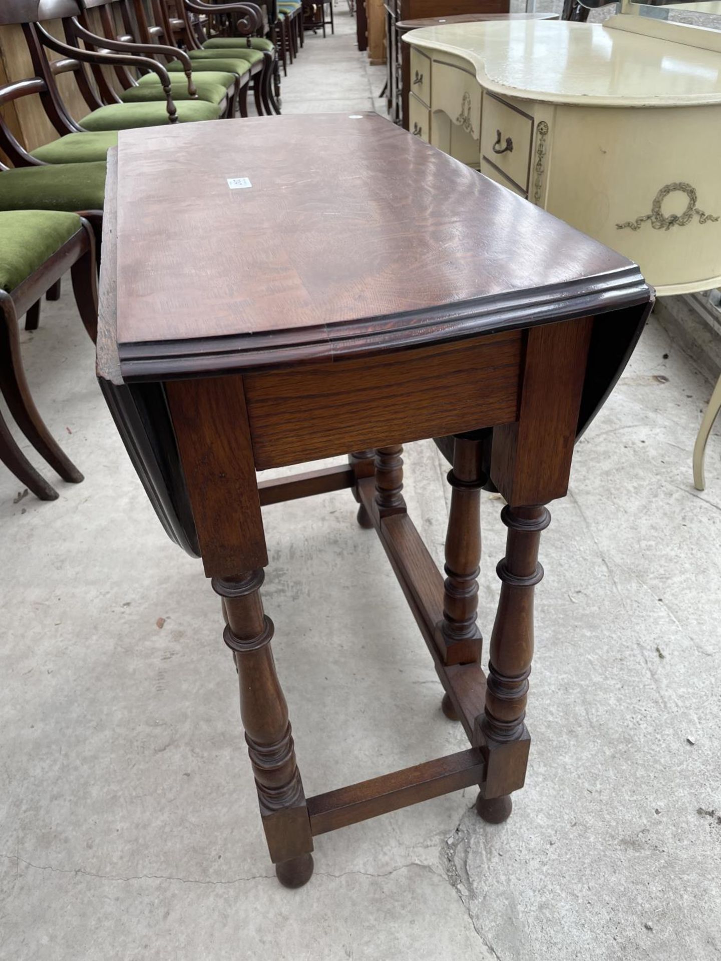 AN EARLY 20TH CENTURY OVAL OAK DINING TABLE ON TURNED LEGS, 30X42" - Image 4 of 5