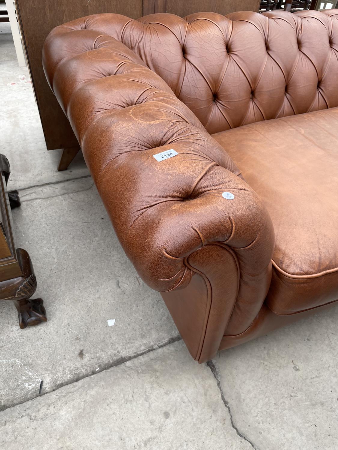 A TAN LEATHER LOW BACK TWO SEAT CHESTERFIELD SOFA - Image 4 of 4