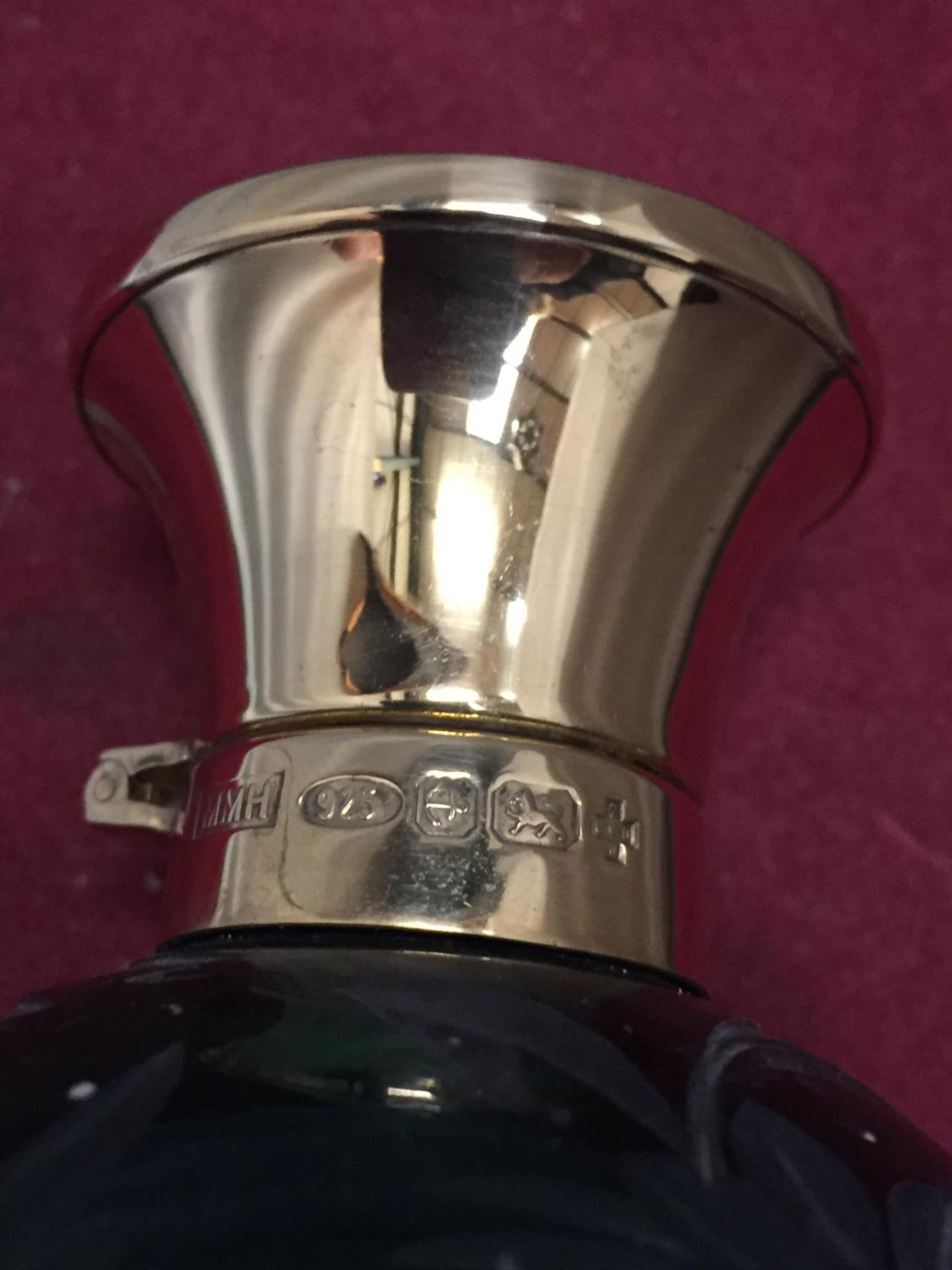 A SCENT BOTTLE WITH HALLMARKED SILVER AND GREEN GLASS TOP - Image 5 of 5