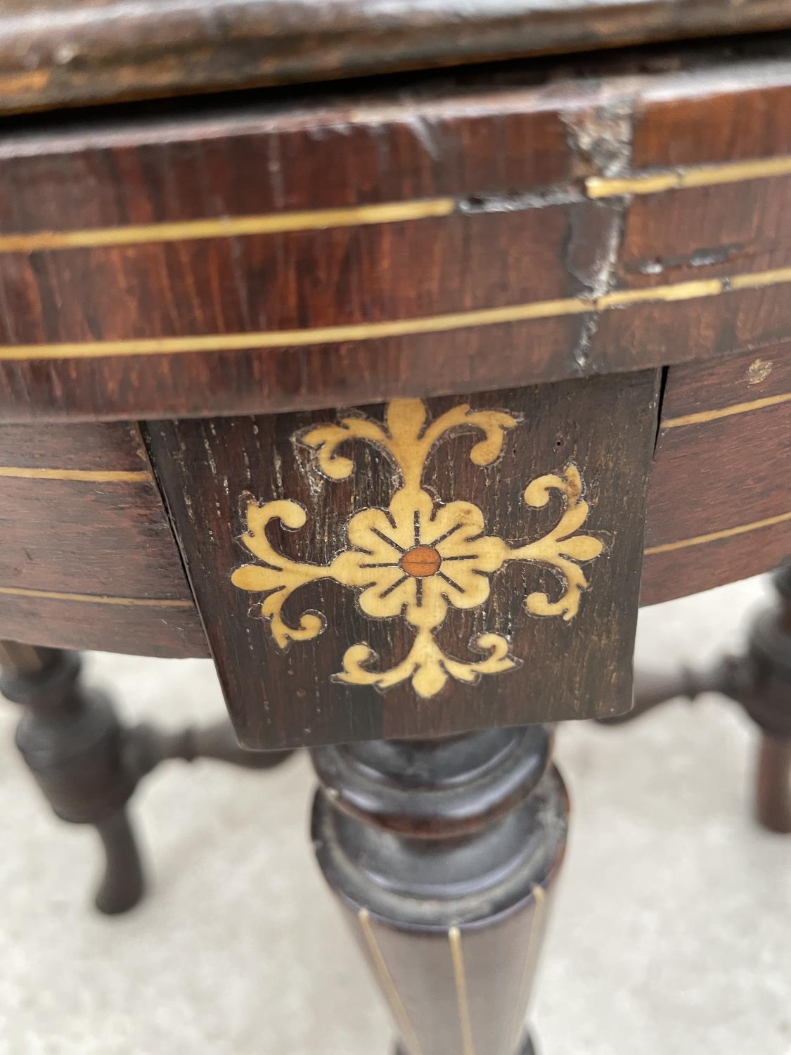 A VICTORIAN ROSEWOOD AND INLAID ADJUSTABLE PAINO STOOL ON FOUR TURNED LEGS - Image 4 of 4