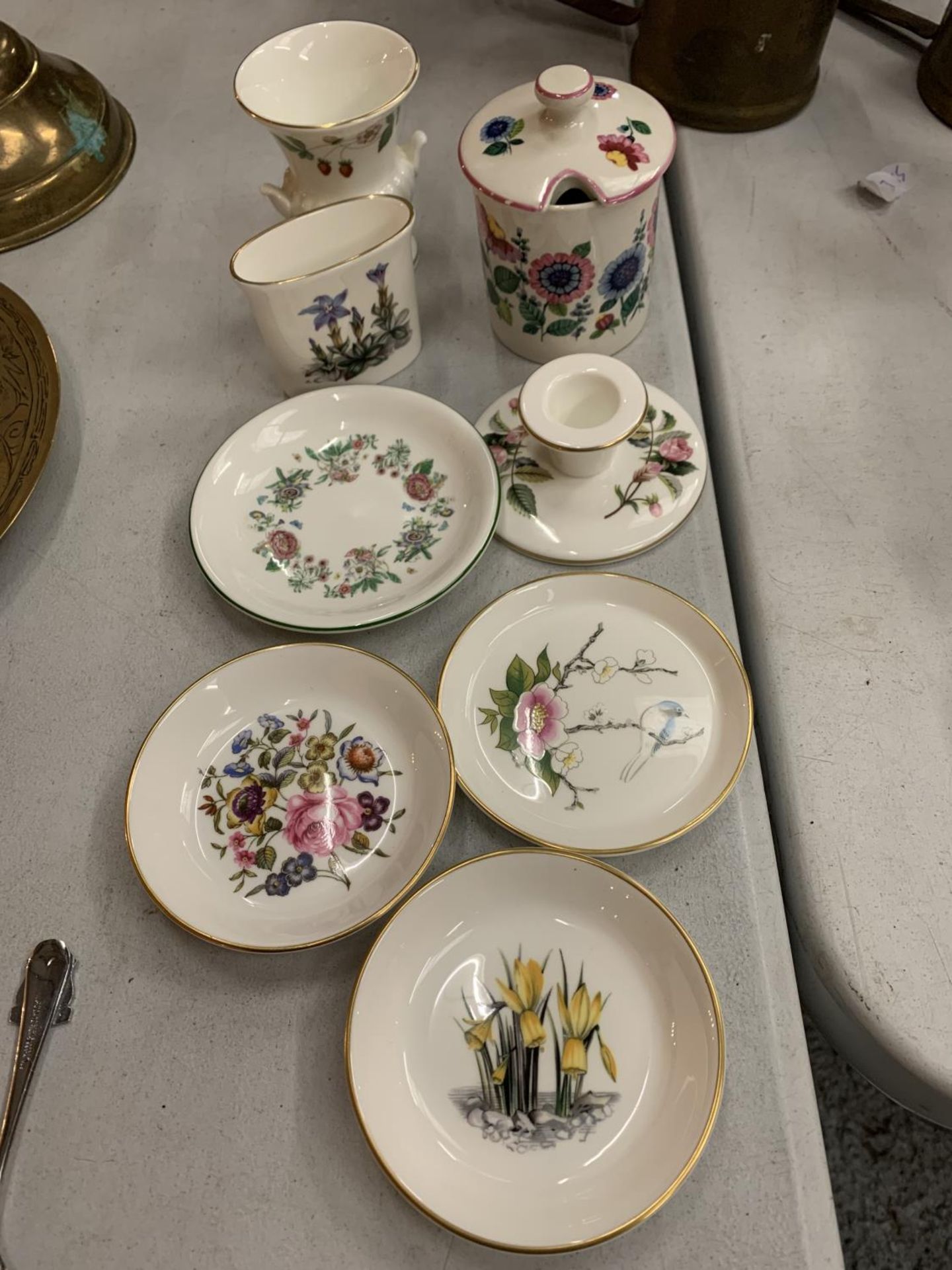 A COLLECTION OF CHINA TO INCLUDE ROYAL WORCESTER, WEDGWOOD ETC