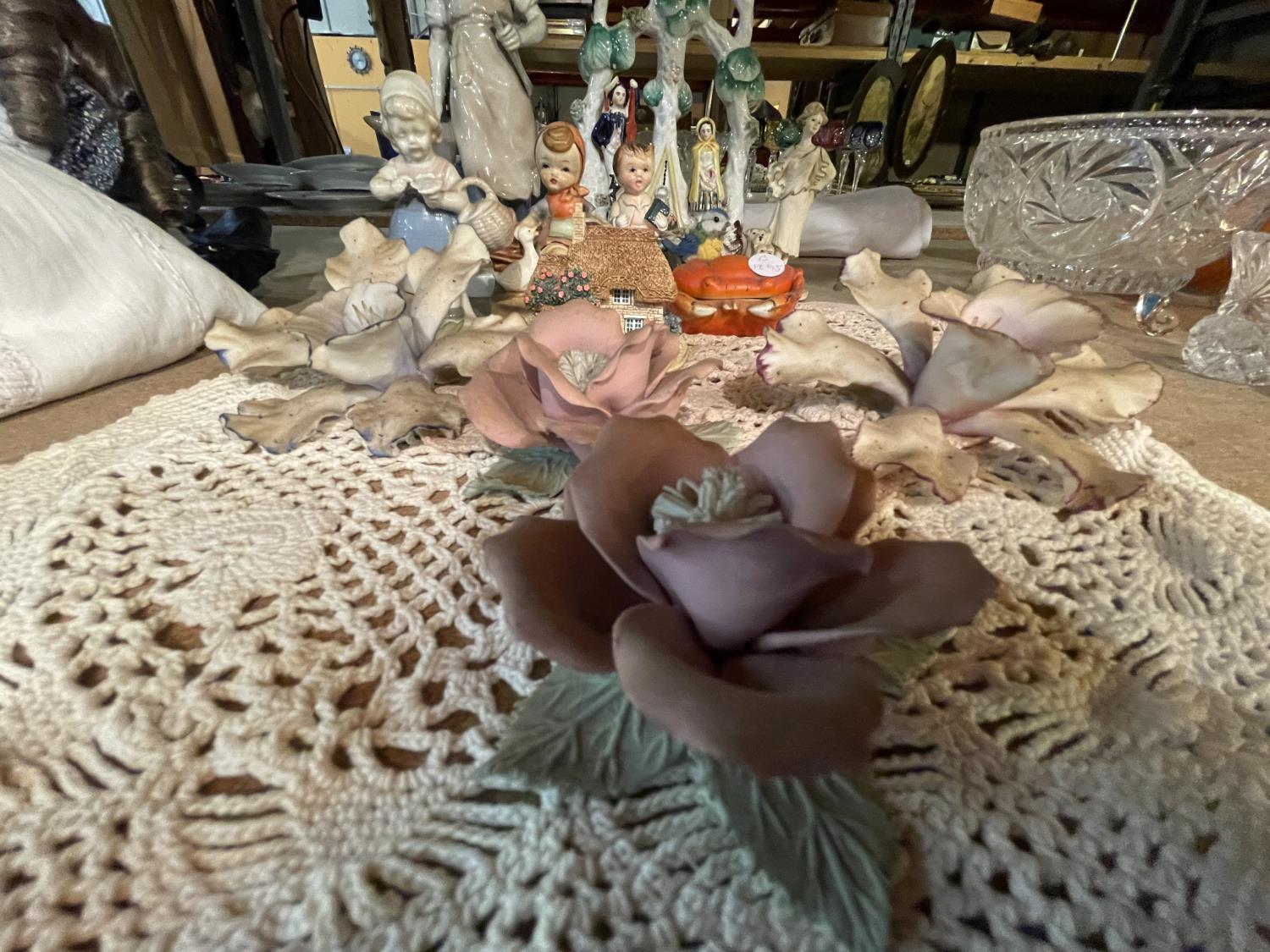 AN ASSORTMENT OF ITEMS TO INCLUDE A STAFFORDSHIRE FLATBACK EXAMPLE, LACE DOILIES ETC - Image 2 of 3