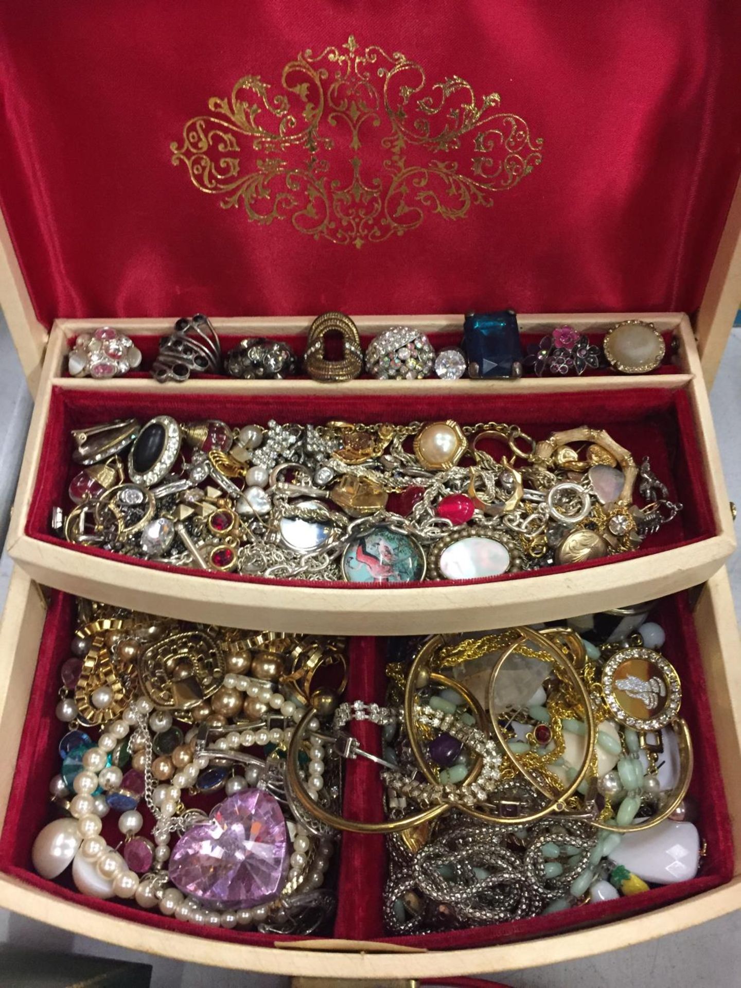 A LARGE COLLECTION OF COSTUME JEWELLERY TO INCLUDE NECKLACES, BROOCHES, RINGS, EARRINGS, BANGLES ETC - Image 4 of 5