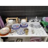 AN ASSORTMENT OF GLASS AND CERAMIC WARE TO INCLUDE A DECANTER AND GLASSES, BOWLS AND CONDIMENT SET