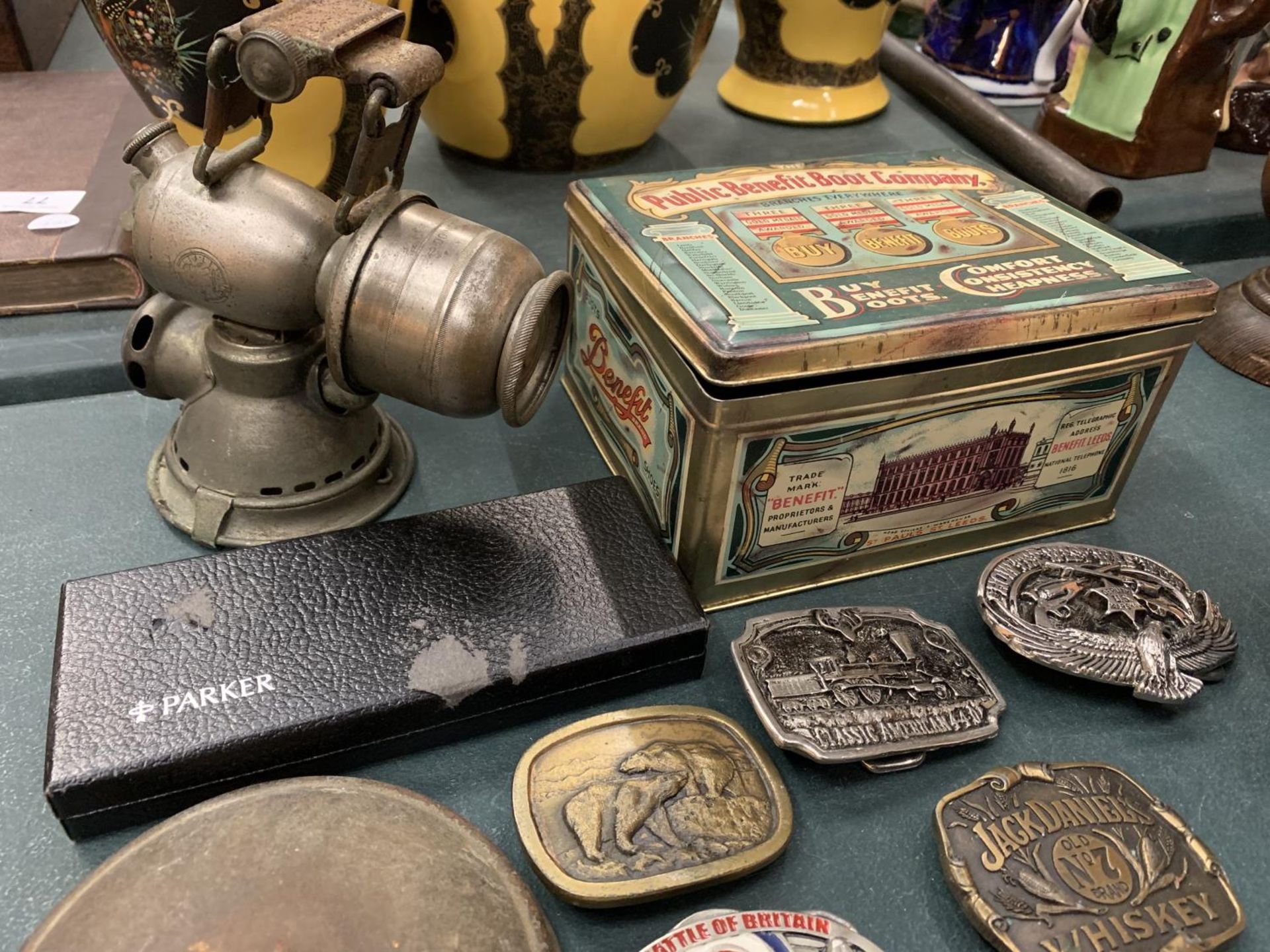 A COLLECTION OF ORNATE METAL BELT BUCKLES TO INCLUDE A BELT, TWO VINTAGE TINS, A VINTAGE LAMP AND - Image 4 of 4