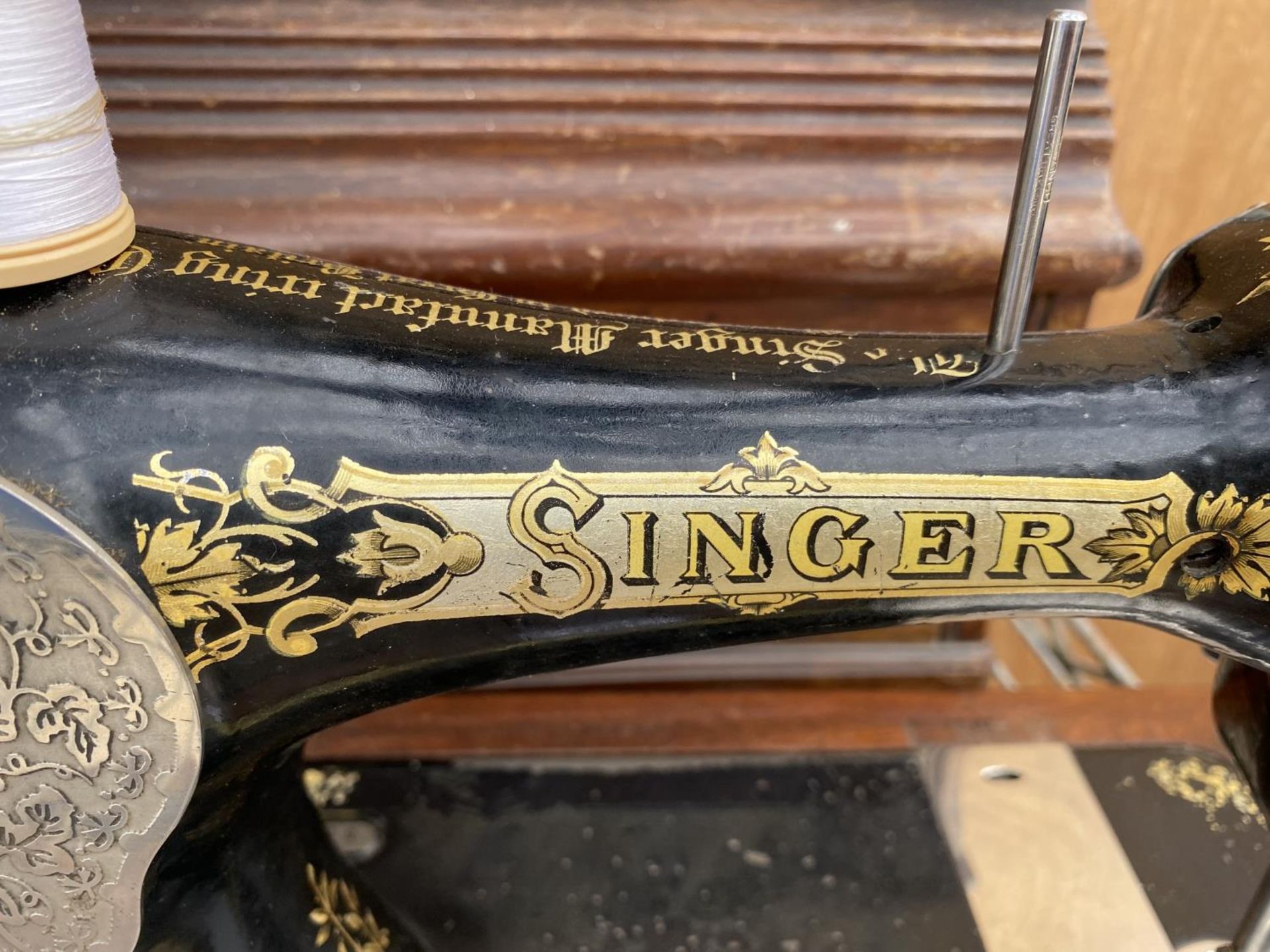 A VINTAGE SINGER SEWING MACHINE WITH WOODEN CARRY CASE AND KEY - Image 2 of 4