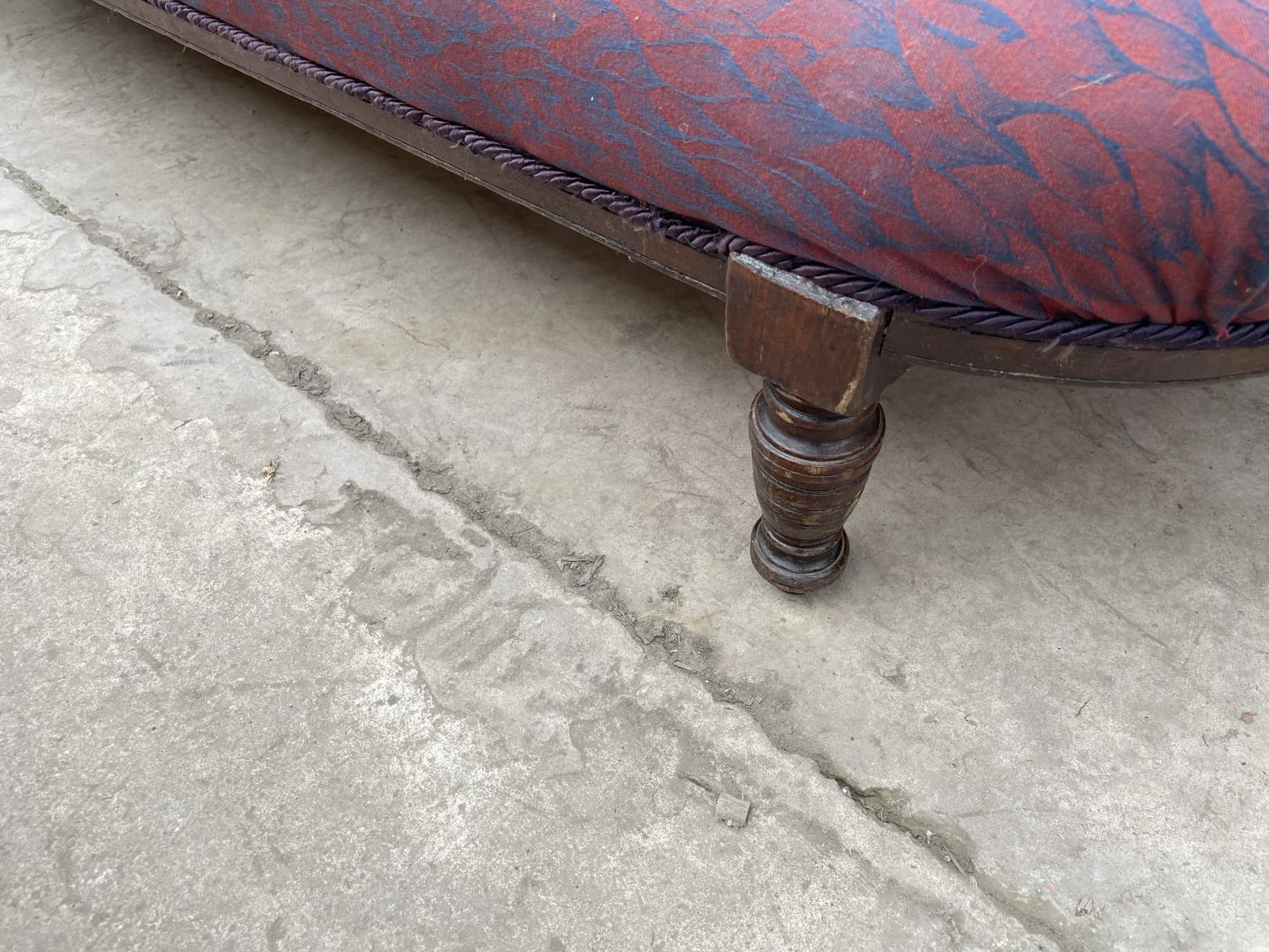 AN EDWARDIAN MAHOGANY CHAISE LONGUE - Image 5 of 5