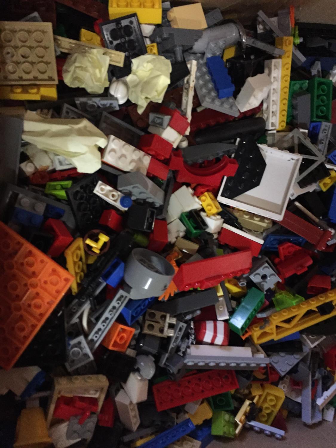 A LARGE QUANTITY OF LEGO - Image 3 of 4