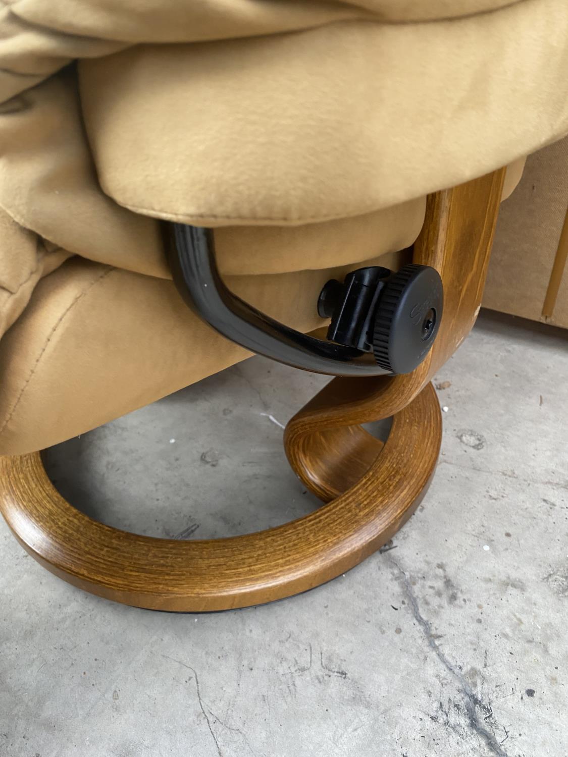 A STRESSLESS ADJUSTABLE CHAIR COMPLETE WITH STOOL - Image 6 of 6