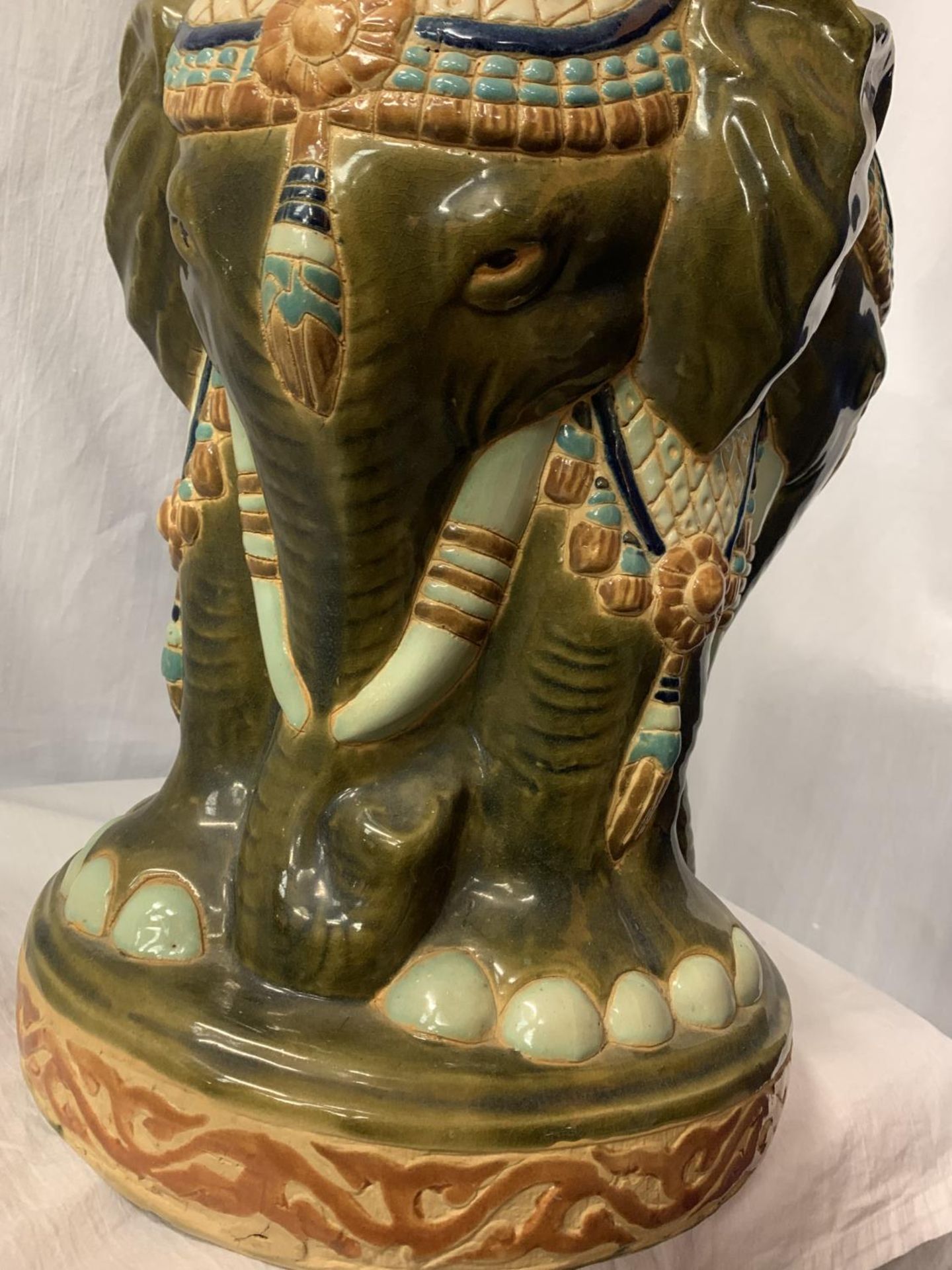 A LARGE CERAMIC JARDINIERE DECORATED WITH AN ELEPHANT THEME H:50.5CM - Image 4 of 4
