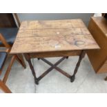 AN EARLY 20TH CENTURY OAK OCCASIONAL TABLE ON TURNED LEGS, 24X17"