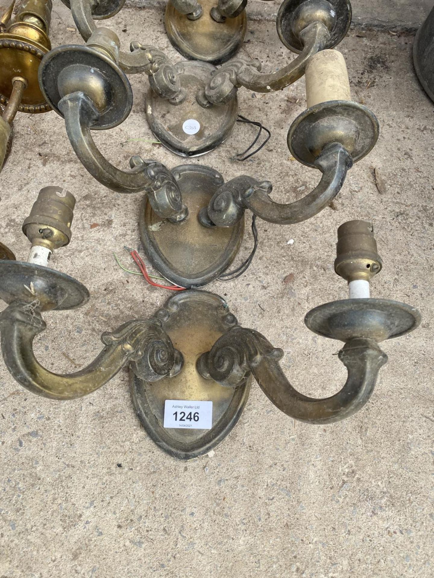 A COLLECTION OF SEVEN DECORATIVE BRASS LIGHT FITTINGS - Image 2 of 5