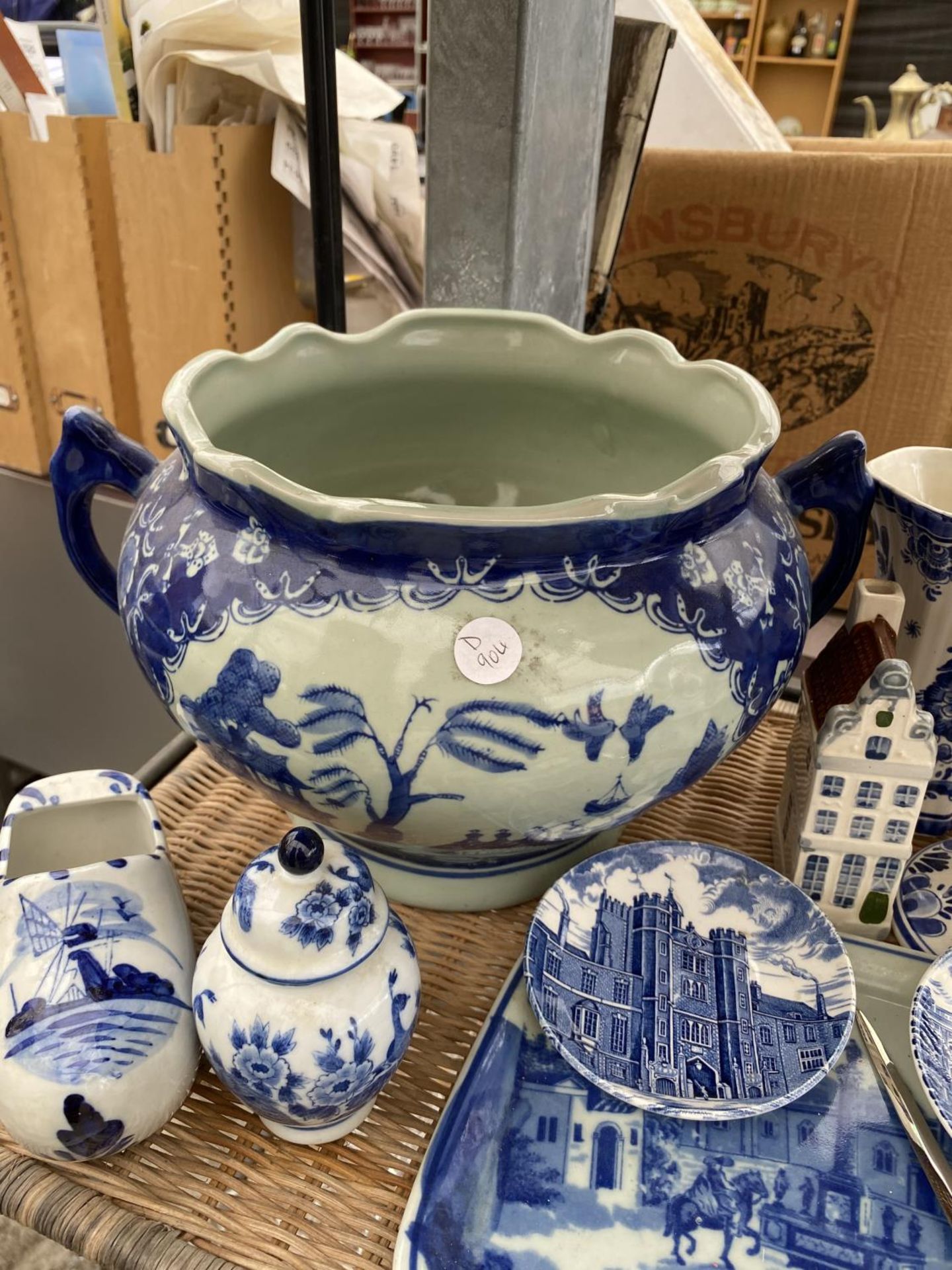 AN ASSORTMENT OF BLUE AND WHITE CERAMIC WARE AND AN ASSORTMENT OF GLASS WARE - Image 3 of 6