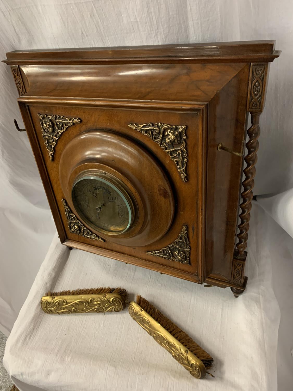 A VINTAGE WALNUT WALL BAROMETER COMPLETE WITH CLOTHES BRUSHES - Image 3 of 4