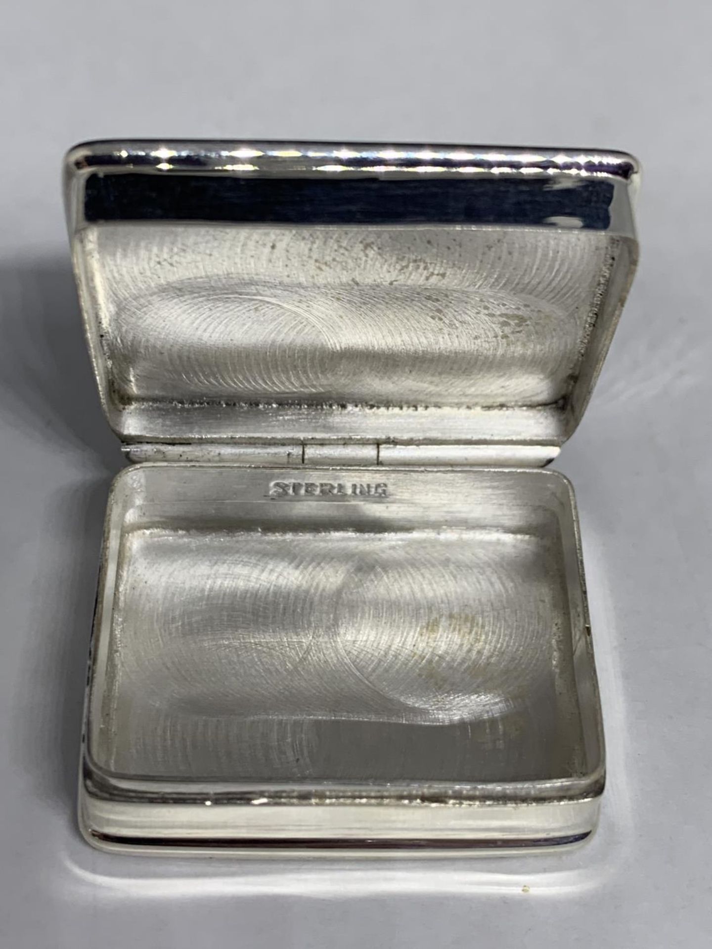 A SILVER PILL BOX WITH AN ENAMEL EROTIC DESIGN ON THE LID - Image 2 of 3