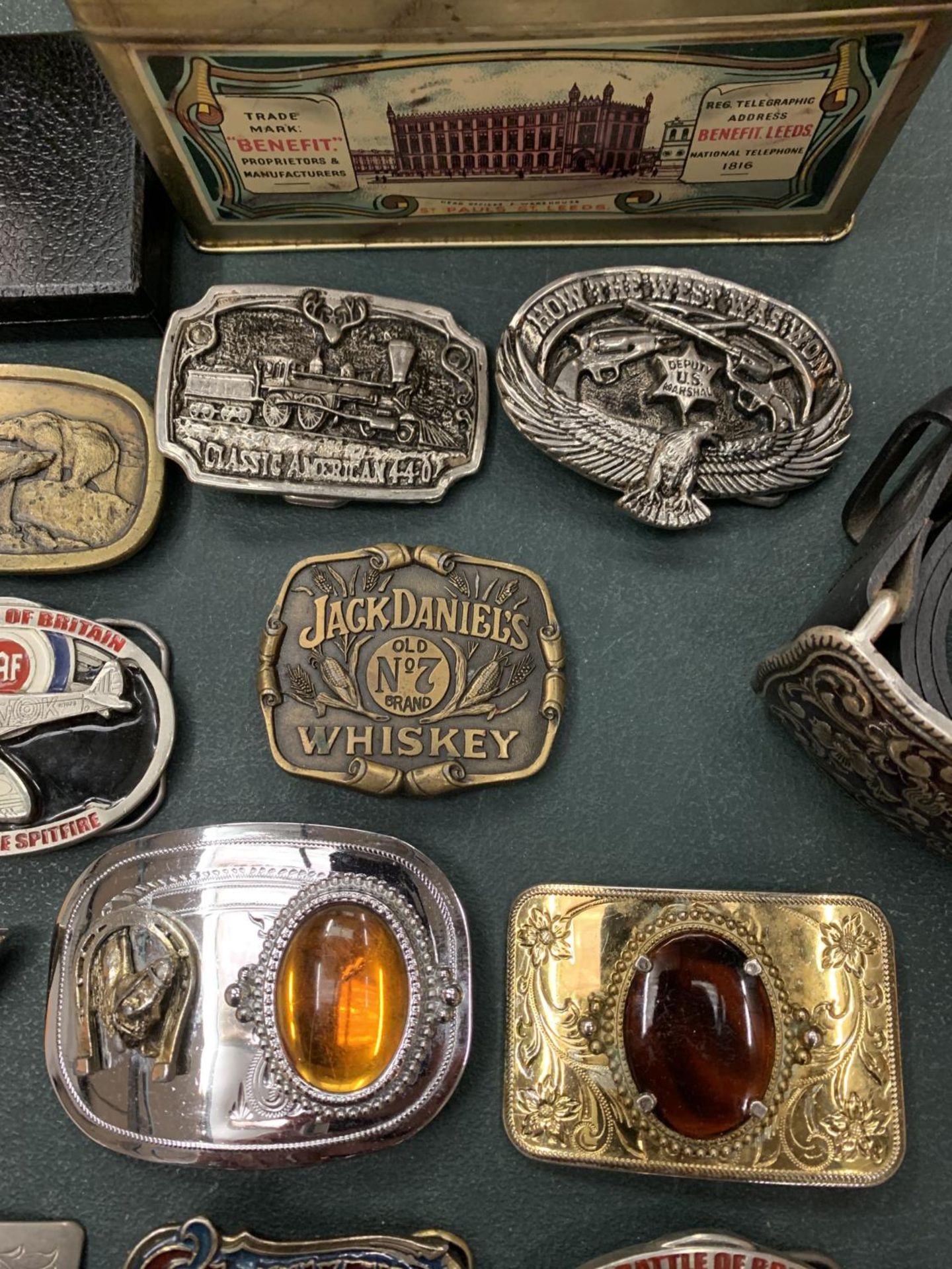 A COLLECTION OF ORNATE METAL BELT BUCKLES TO INCLUDE A BELT, TWO VINTAGE TINS, A VINTAGE LAMP AND - Image 2 of 4