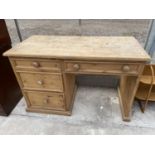 A MID CENTURY GOOD QUALITY PINE SINGLE PEDESTAL DESK ENCLOSING 4 DRAWERS WITH DOVETAIL FINISH 48"