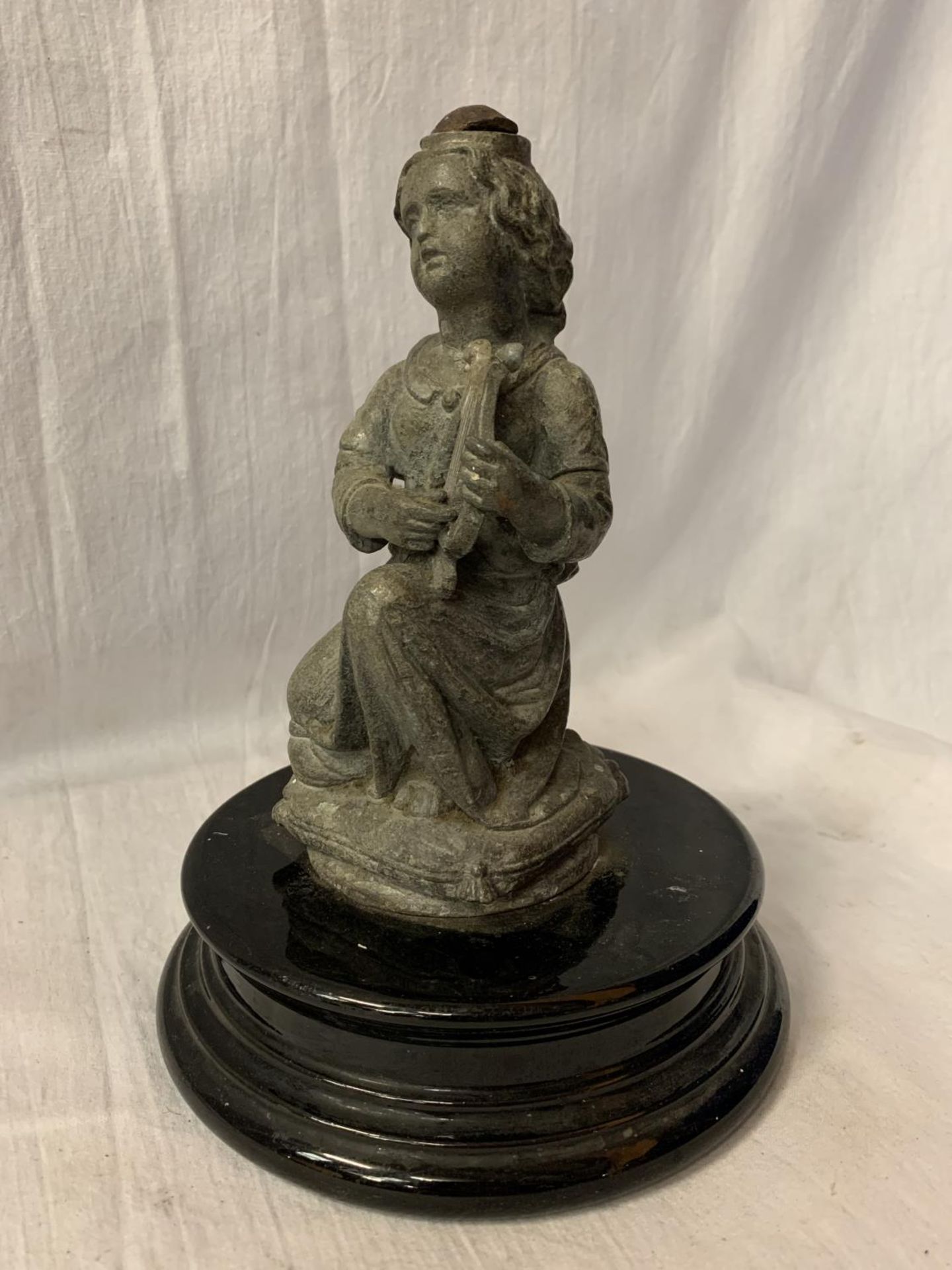 A VINTAGE SPELTER FIGURINE ON A PLINTH IN THE FORM OF AN ANGEL H: 23CM - Image 4 of 5