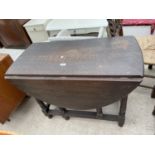 AN EARLY 20TH CENTURY OAK GATELEG DINING TABLE