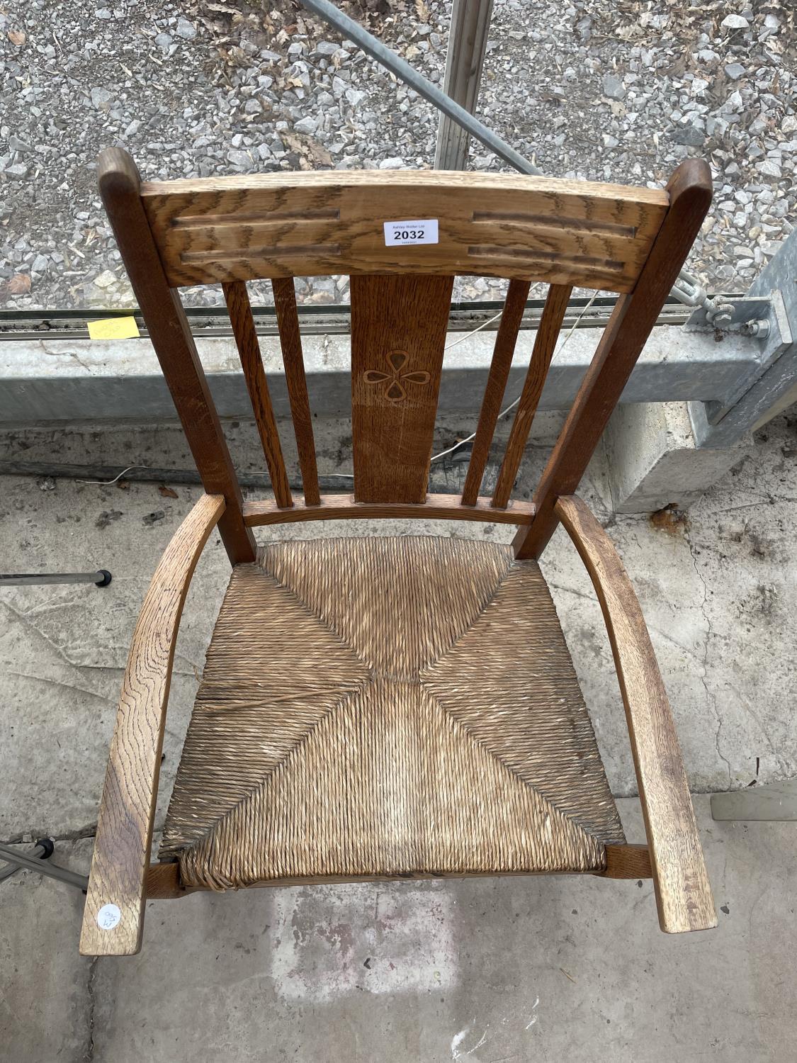 AN ART NOUVEAU OAK FRAMED LOW ARM CHAIR WITH AN INLAID CLOVER LEAF AND A RUSH SEAT - Image 4 of 5