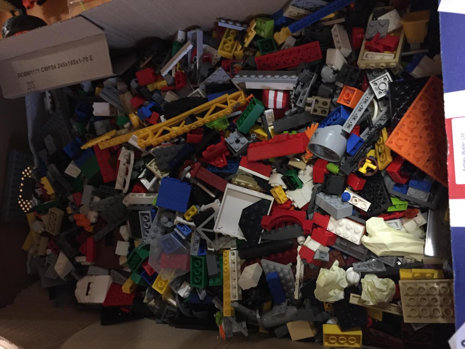 A LARGE QUANTITY OF LEGO