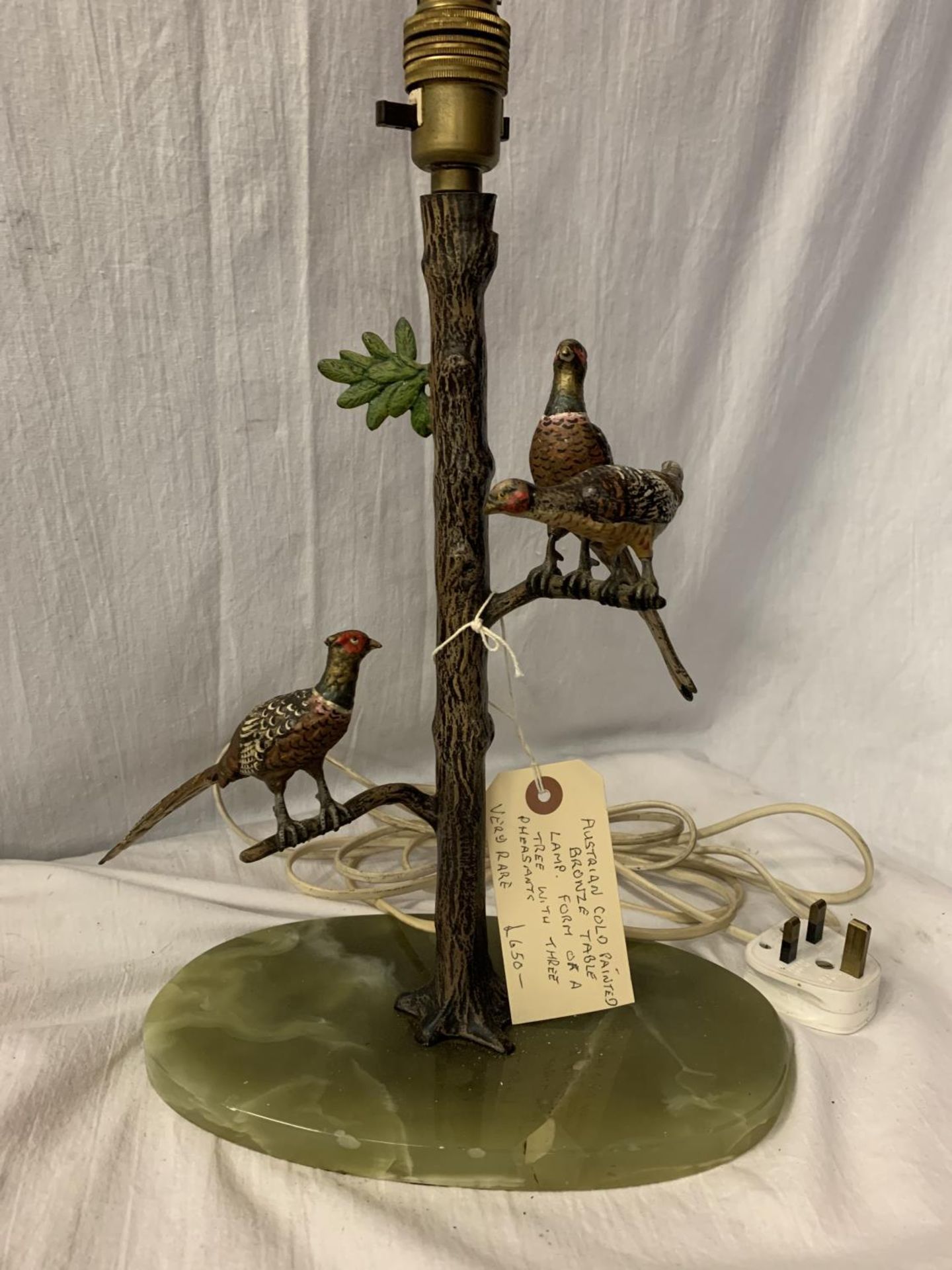 AN AUSTRIAN COLD PAINTED BRONZE TABLE LAMP WITH THREE PHEASANTS C.1920S H: 44CM