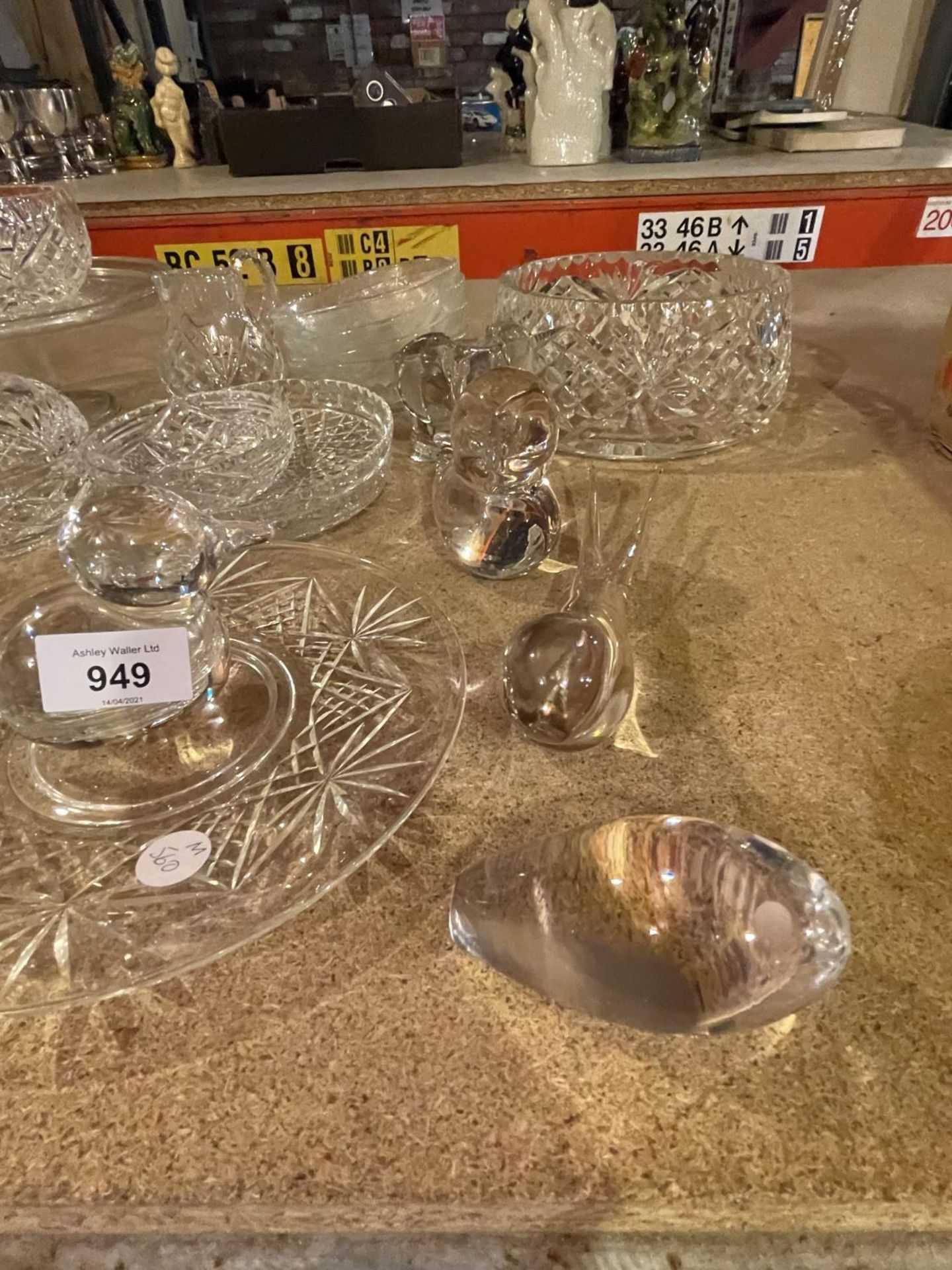 A QUANTITY OF GLASSWARE TO INCLUDE CUT GLASS BOWLS AND DISHES AND GLASS PAPER WEIGHTS - Image 2 of 4