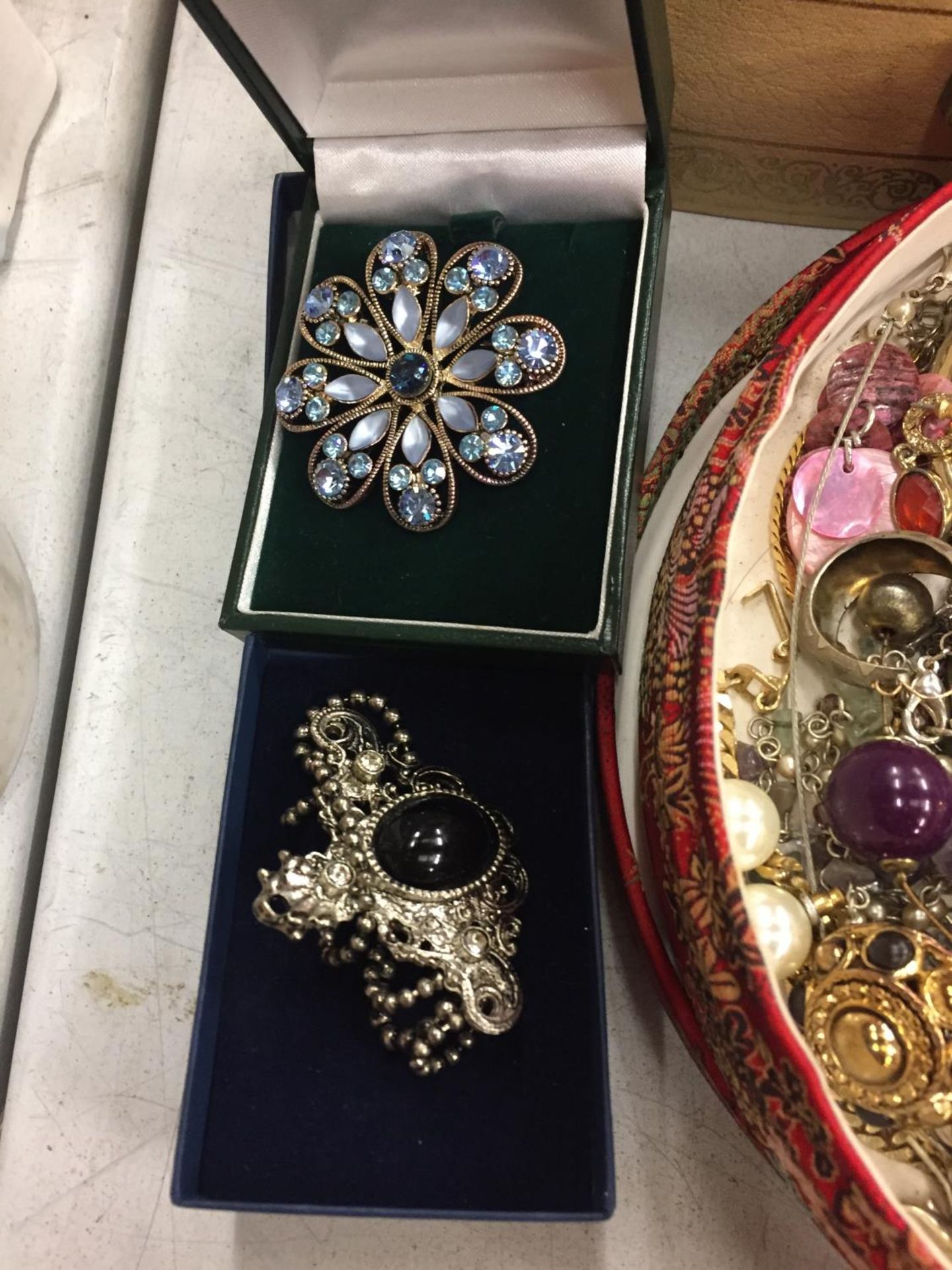 A LARGE COLLECTION OF COSTUME JEWELLERY TO INCLUDE NECKLACES, BROOCHES, RINGS, EARRINGS, BANGLES ETC - Image 3 of 5