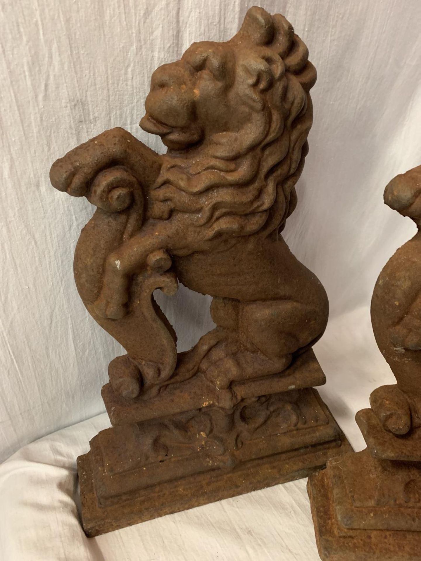 A LARGE PAIR OF CAST IRON LION DOOR STOPS - Image 3 of 4