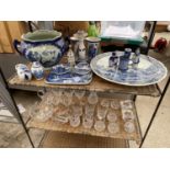 AN ASSORTMENT OF BLUE AND WHITE CERAMIC WARE AND AN ASSORTMENT OF GLASS WARE
