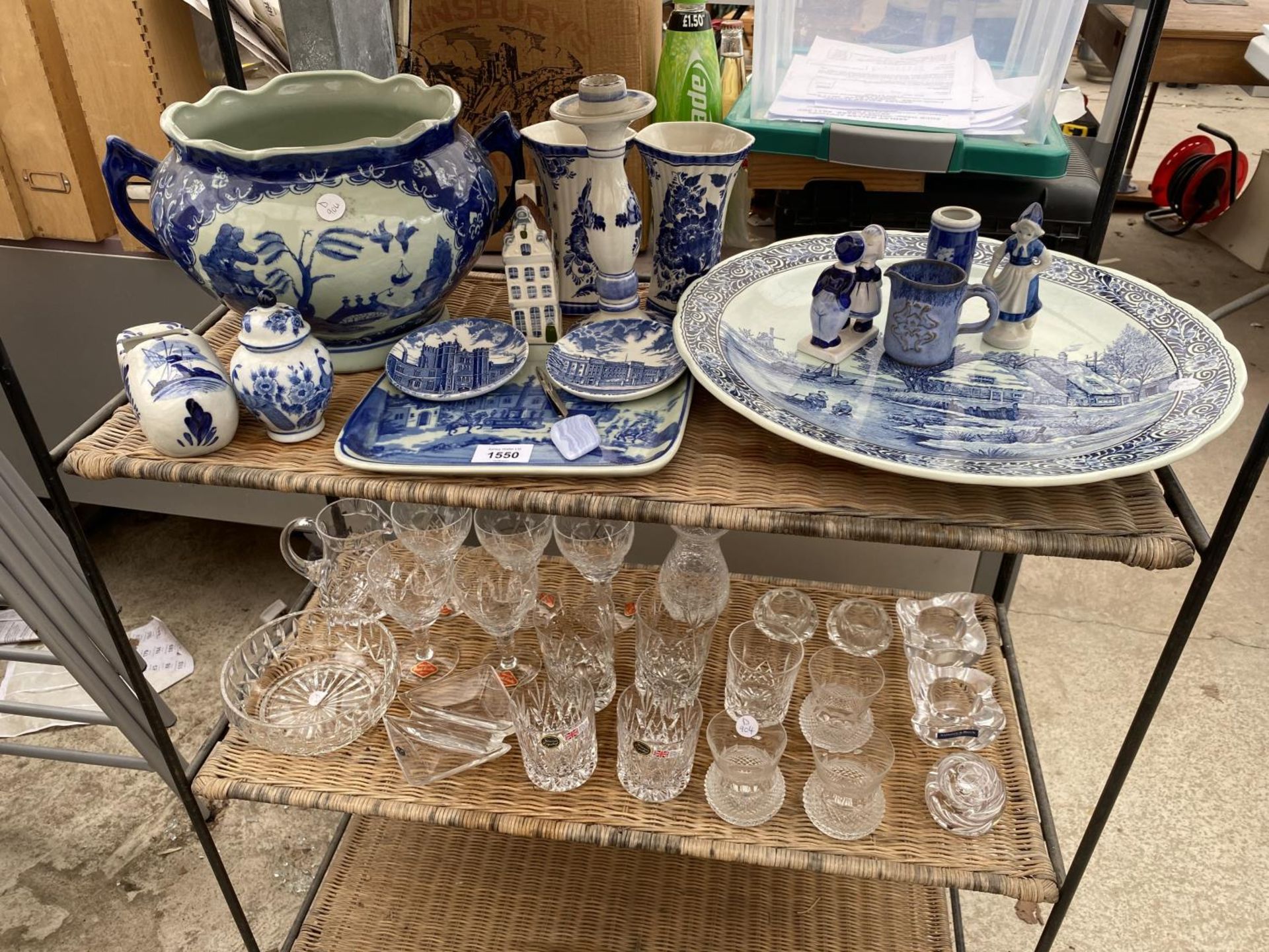 AN ASSORTMENT OF BLUE AND WHITE CERAMIC WARE AND AN ASSORTMENT OF GLASS WARE