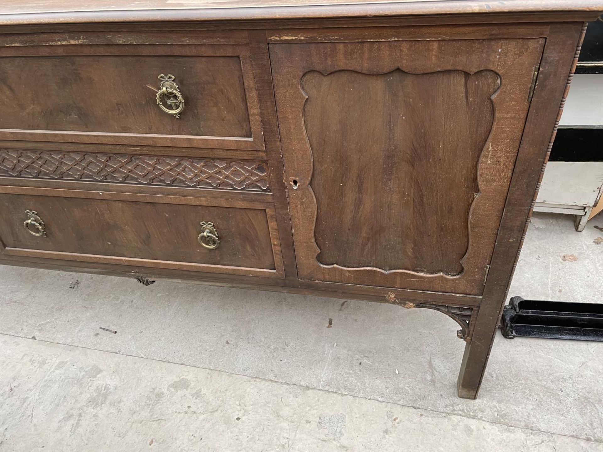 AN EDWARDIAN MAHOGANY SIDEBOARD WITH RAISED BACK, 65" WIDE - Image 5 of 5