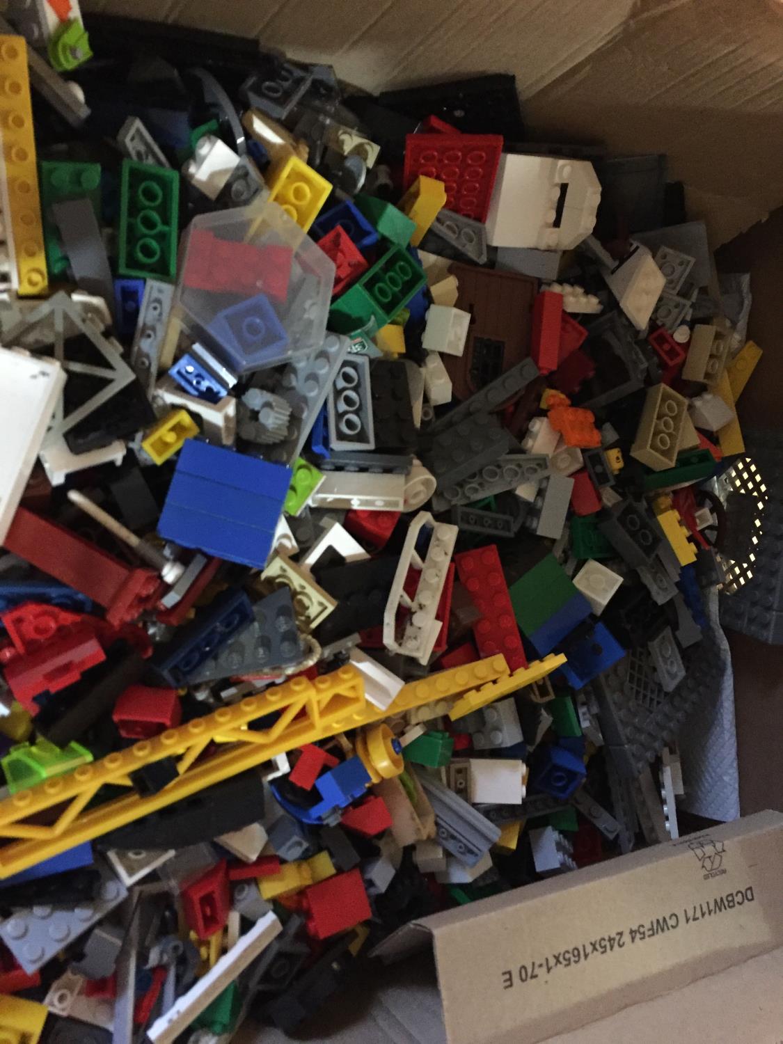 A LARGE QUANTITY OF LEGO - Image 4 of 4