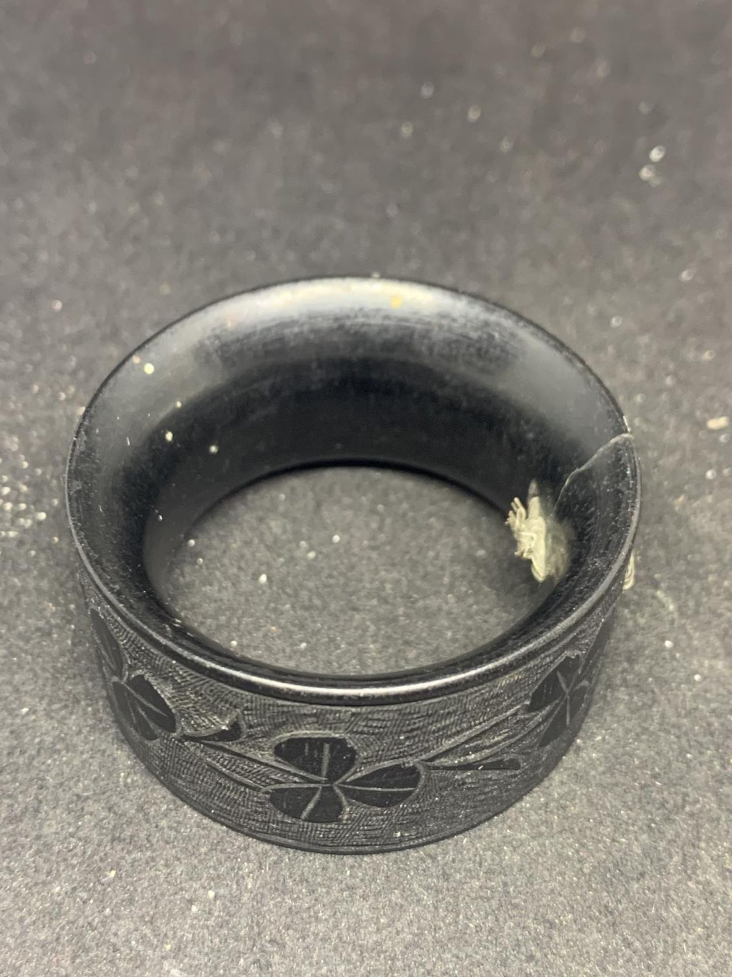 A WHITBY JET NAPKIN RING - Image 2 of 3